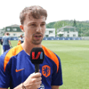 Youri Regeer voor de camera van Voetbal International