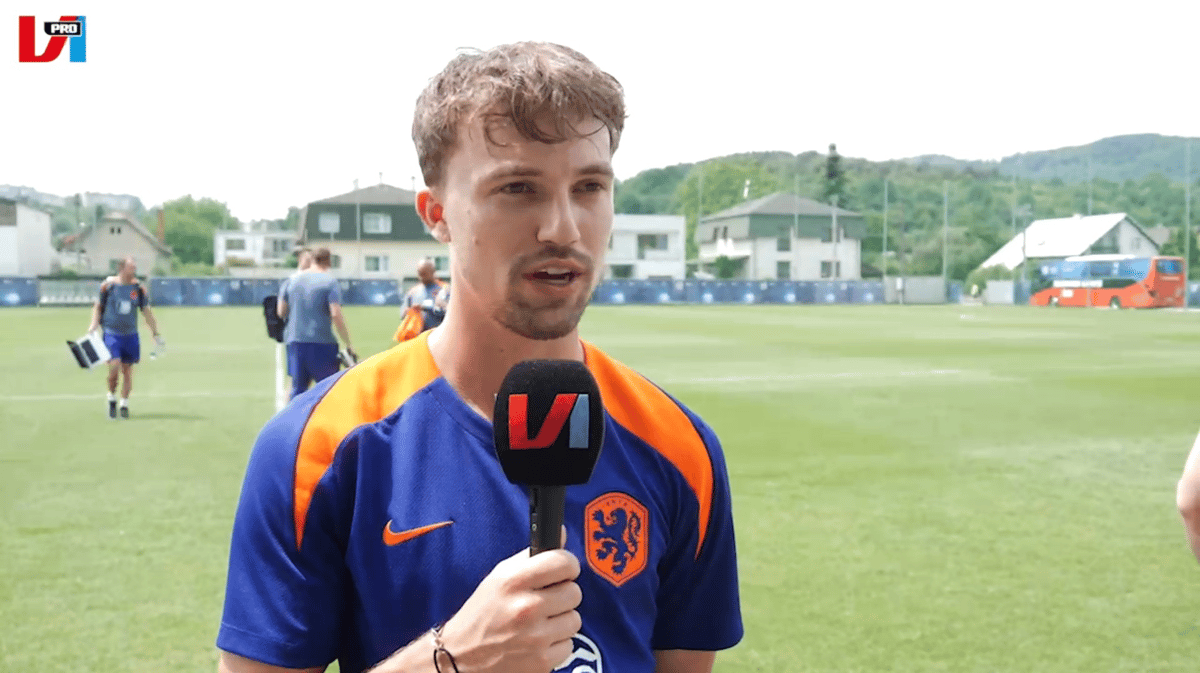 Youri Regeer voor de camera van Voetbal International