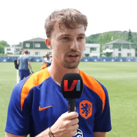 Youri Regeer voor de camera van Voetbal International