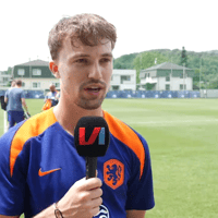 Youri Regeer voor de camera van Voetbal International