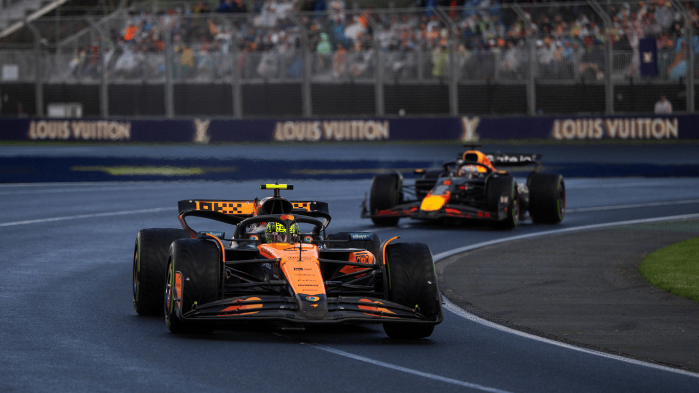 Max Verstappen in de achtervolging bij Lando Norris