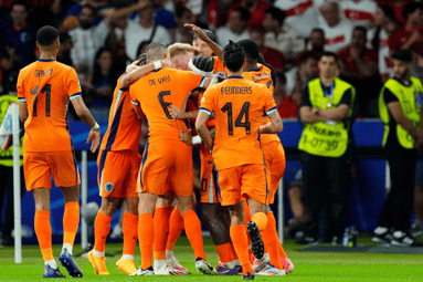 Nederland viert een treffer in de wedstrijd tegen Turkije op het EK