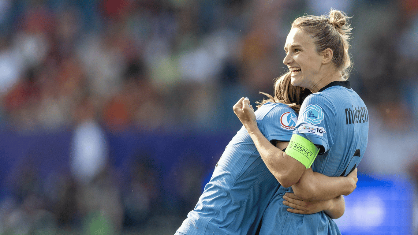 Vivianne Miedema viert een doelpunt