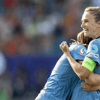 Vivianne Miedema viert een doelpunt