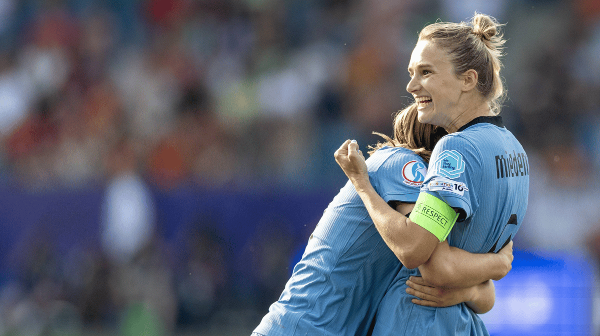 Vivianne Miedema viert een doelpunt