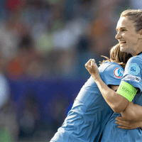Vivianne Miedema viert een doelpunt