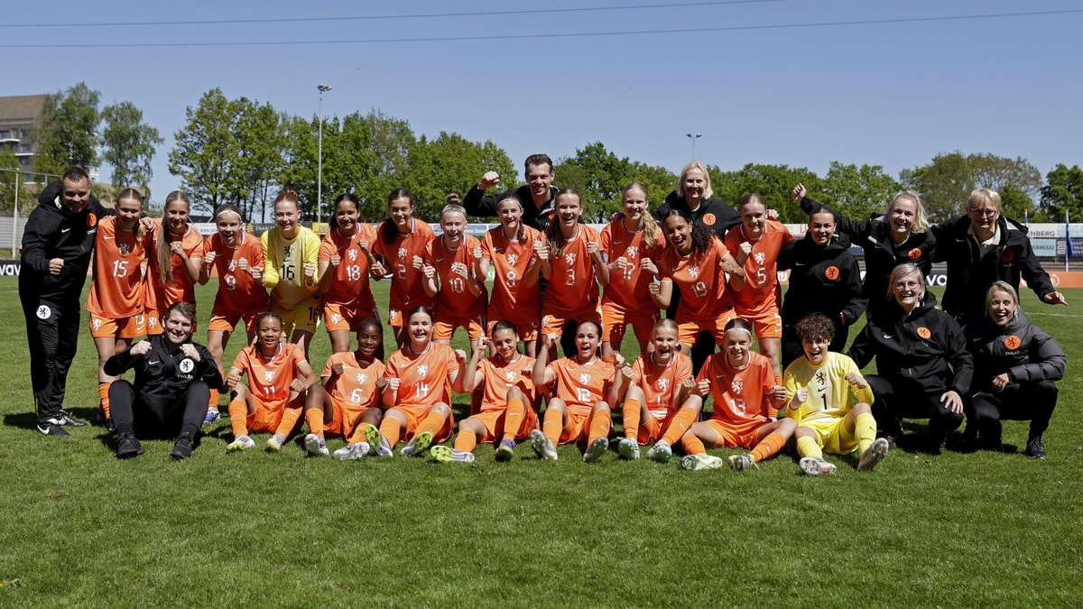 Oranje O15 viert een overwinning