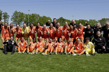 Oranje O15 viert een overwinning