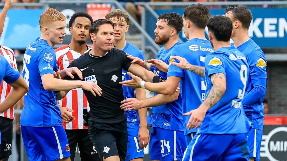 Scheidsrechter Danny Makkelie duwt Wouter Goes