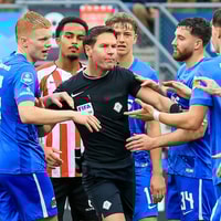 Scheidsrechter Danny Makkelie duwt Wouter Goes