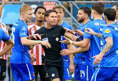 Scheidsrechter Danny Makkelie duwt Wouter Goes