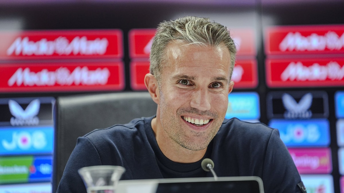 Robin van Persie tijdens een persconferentie van Feyenoord