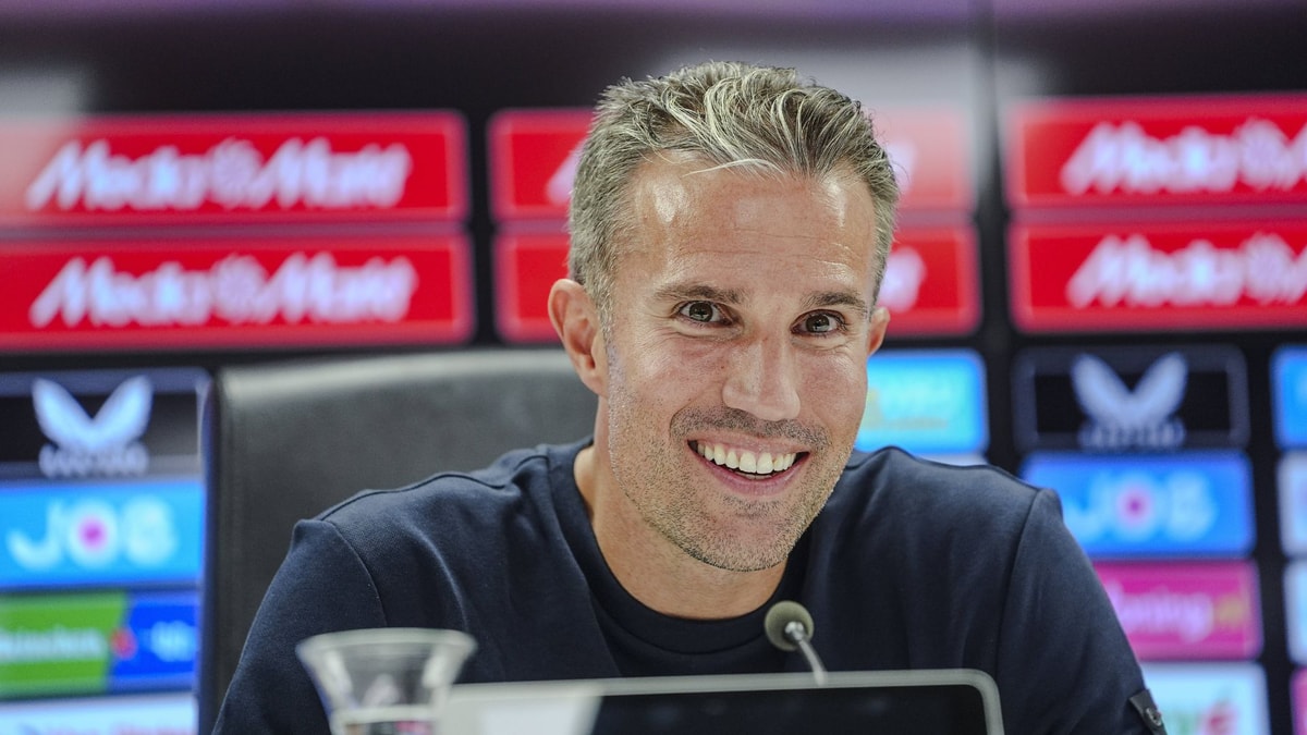 Robin van Persie tijdens een persconferentie van Feyenoord