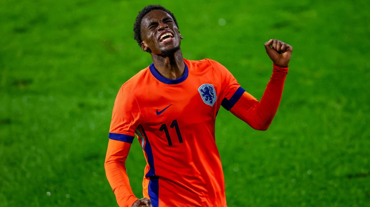 Ernest Poku viert een doelpunt