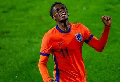 Ernest Poku viert een doelpunt