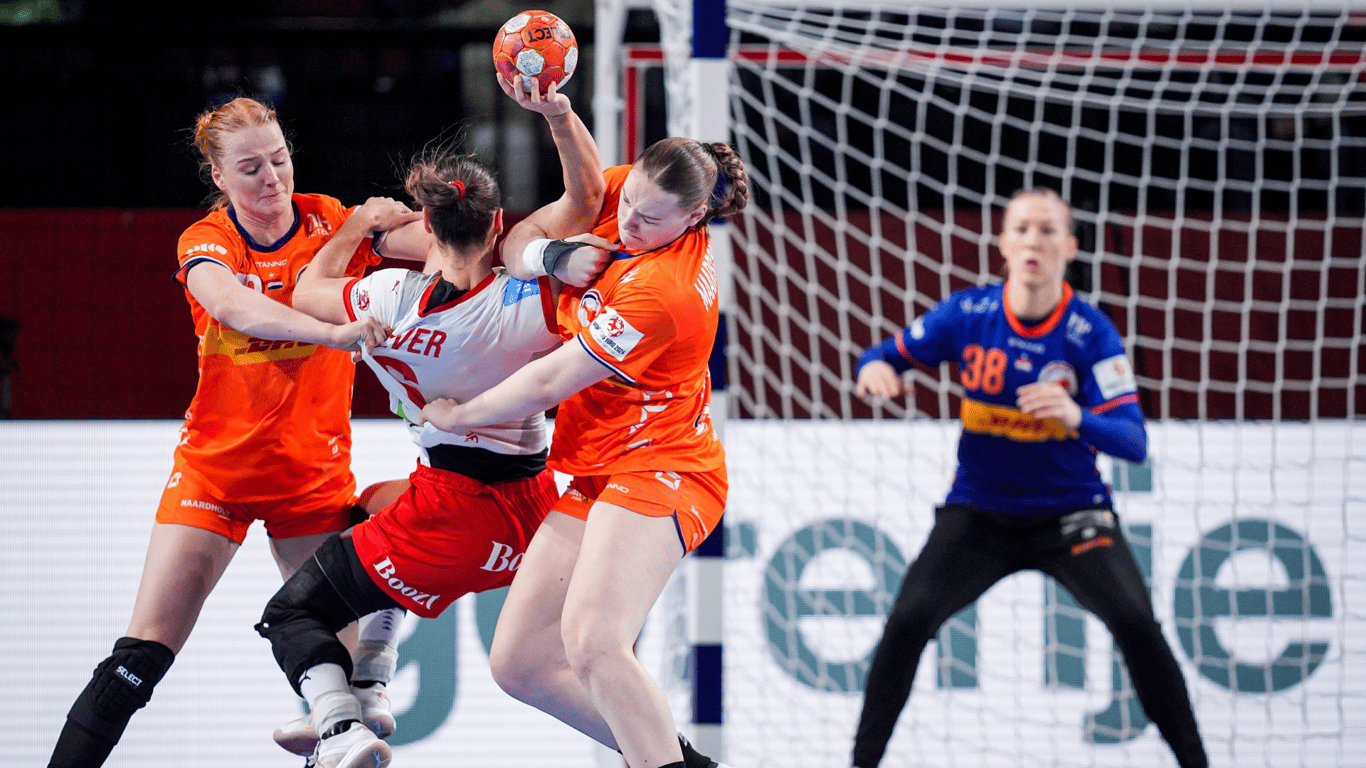 De handbalvrouwen doen er alles aan om een doelpunt te voorkomen