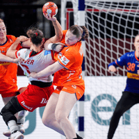 De handbalvrouwen doen er alles aan om een doelpunt te voorkomen