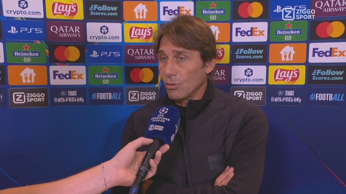 Antonio Conte voor de camera van Ziggo Sport
