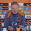Ronald Koeman tijdens een persconferentie van het Nederlands elftal