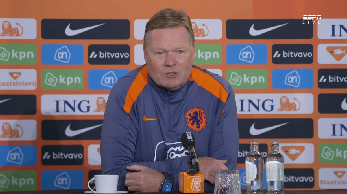 Ronald Koeman tijdens een persconferentie van het Nederlands elftal