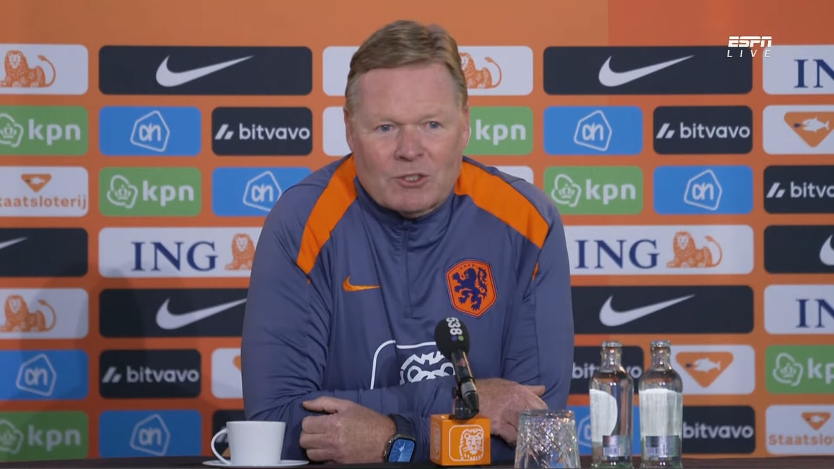Ronald Koeman tijdens een persconferentie van het Nederlands elftal