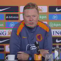 Ronald Koeman tijdens een persconferentie van het Nederlands elftal