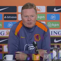 Ronald Koeman tijdens een persconferentie van het Nederlands elftal