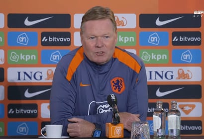Ronald Koeman tijdens een persconferentie van het Nederlands elftal