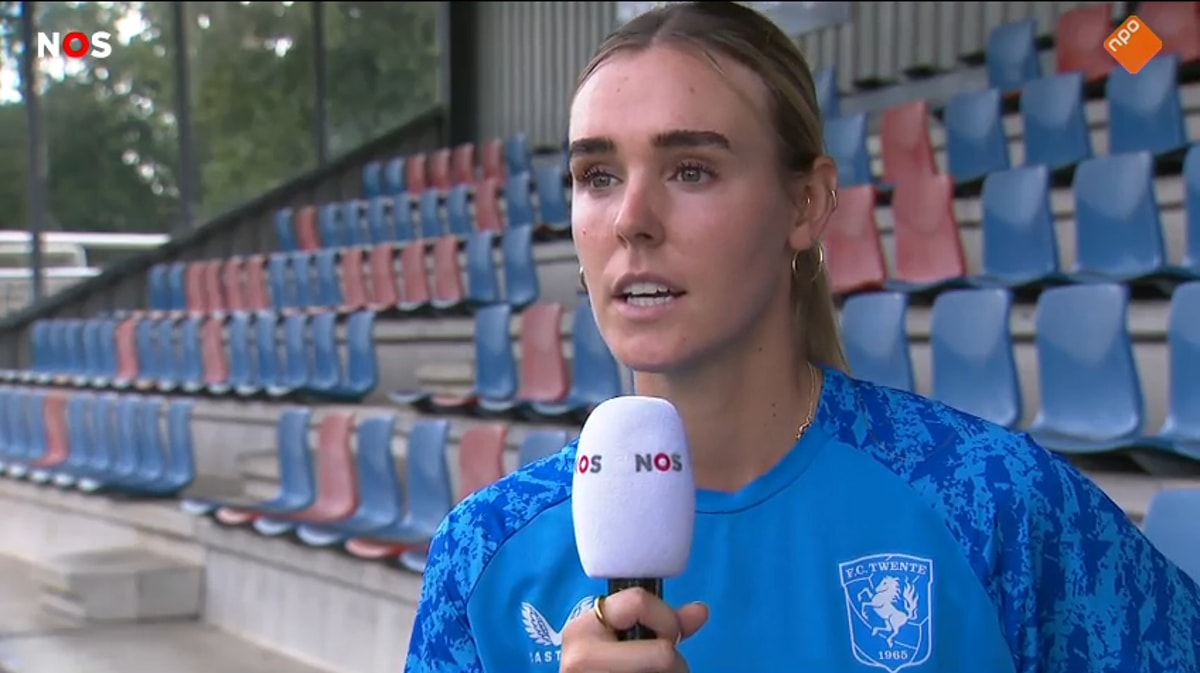 Jill Roord voor de camera van de NOS