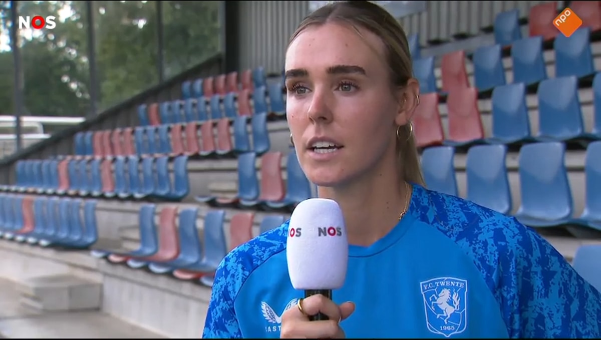 Jill Roord voor de camera van de NOS