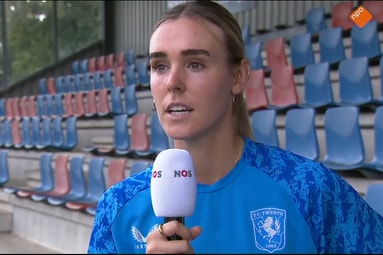 Jill Roord voor de camera van de NOS