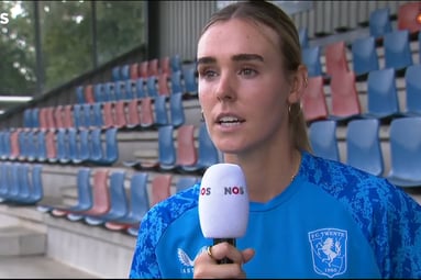 Jill Roord voor de camera van de NOS