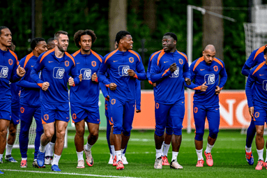 Jan Paul van Hecke en Memphis Depay krijgen een basisplaats bij Oranje