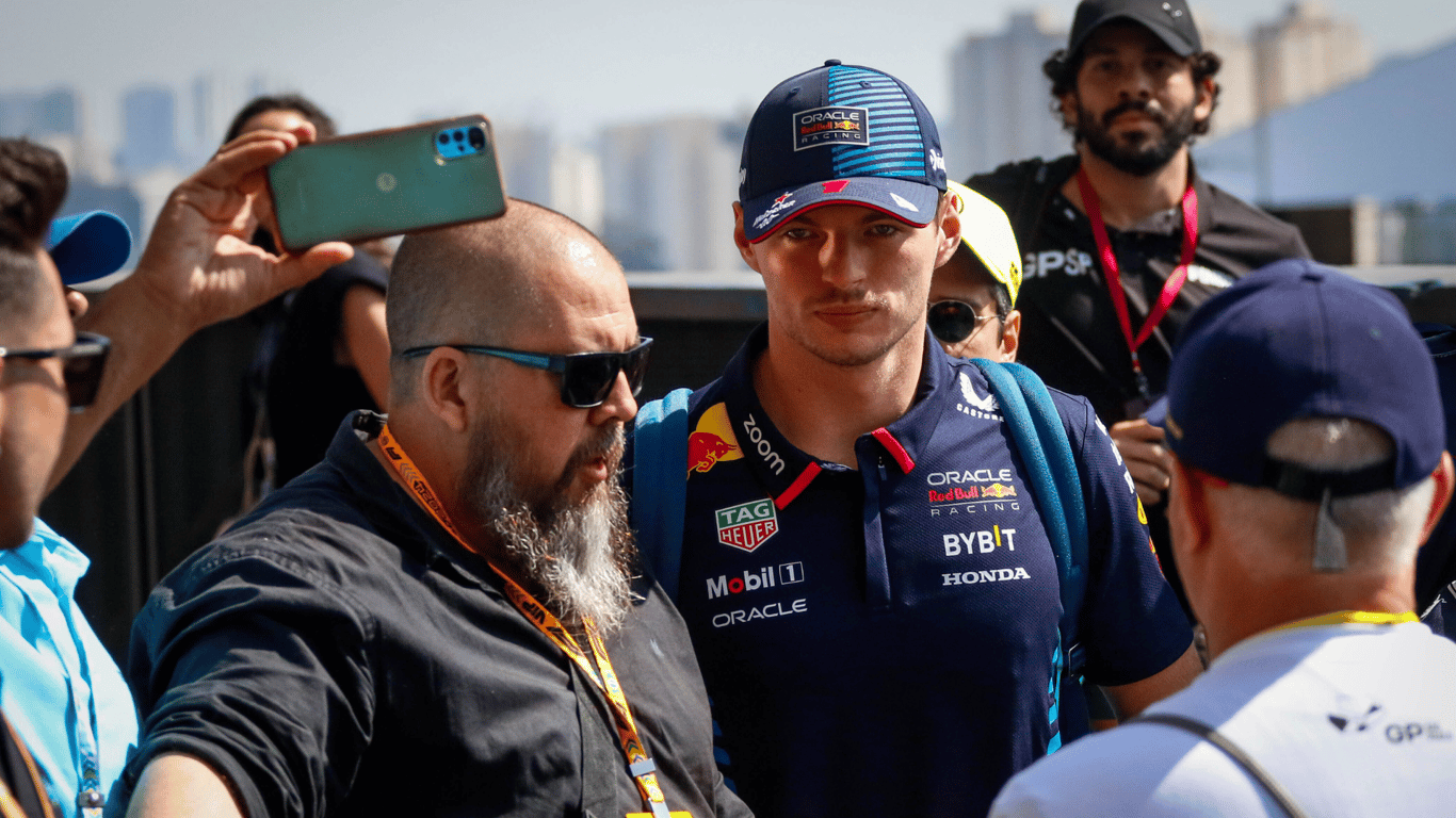 Max Verstappen verdedigt zijn voorsprong tijdens de GP van Brazilië