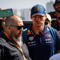 Max Verstappen verdedigt zijn voorsprong tijdens de GP van Brazilië