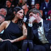 Kelly Piquet in overleg met Max Verstappen tijdens het gala
