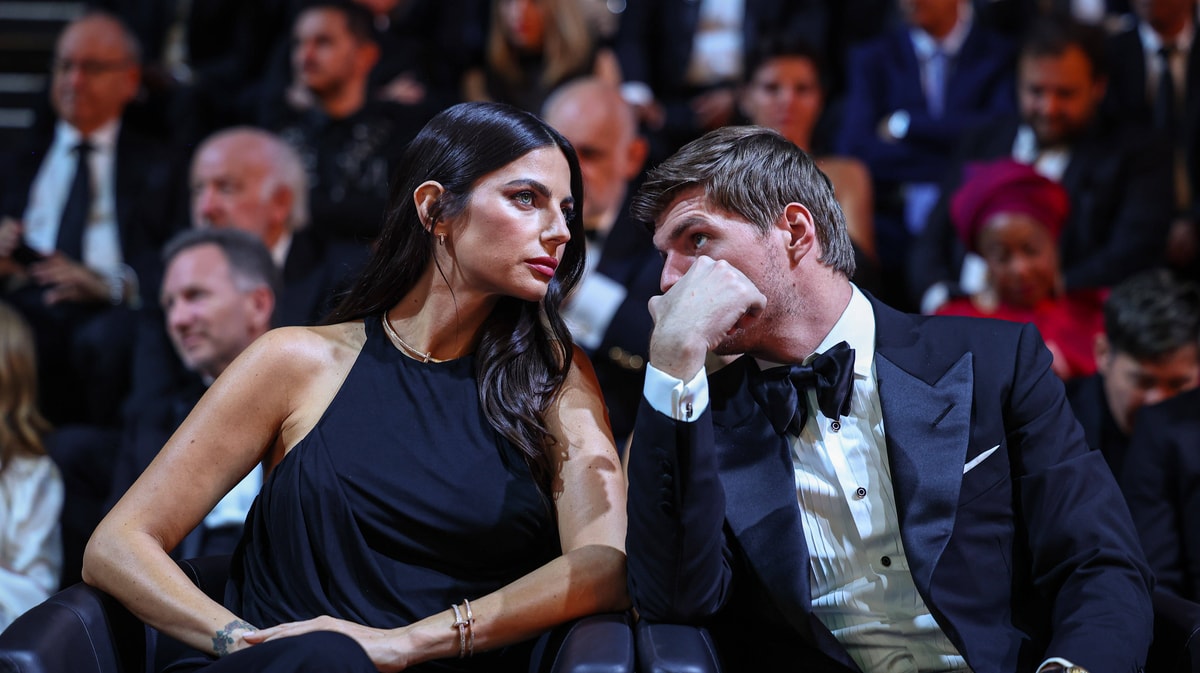 Kelly Piquet in overleg met Max Verstappen tijdens het gala