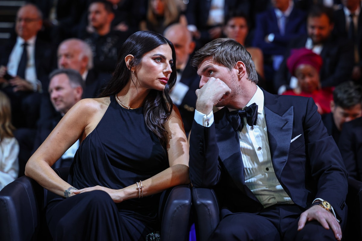 Kelly Piquet in overleg met Max Verstappen tijdens het gala