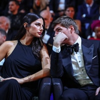 Kelly Piquet in overleg met Max Verstappen tijdens het gala