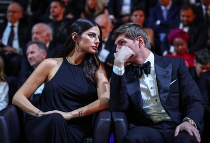 Kelly Piquet in overleg met Max Verstappen tijdens het gala