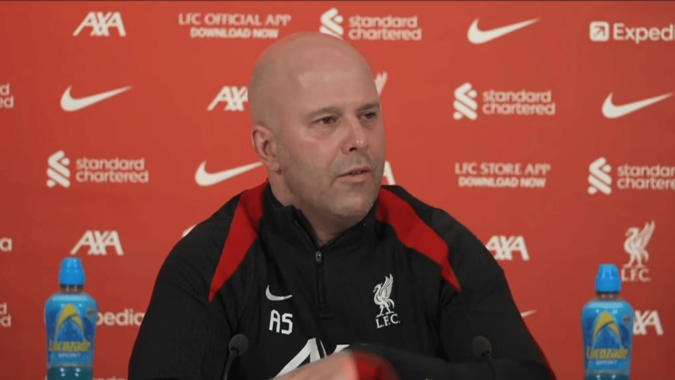 Arne Slot tijdens de persconferentie van Liverpool