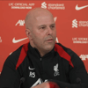 Arne Slot tijdens de persconferentie van Liverpool