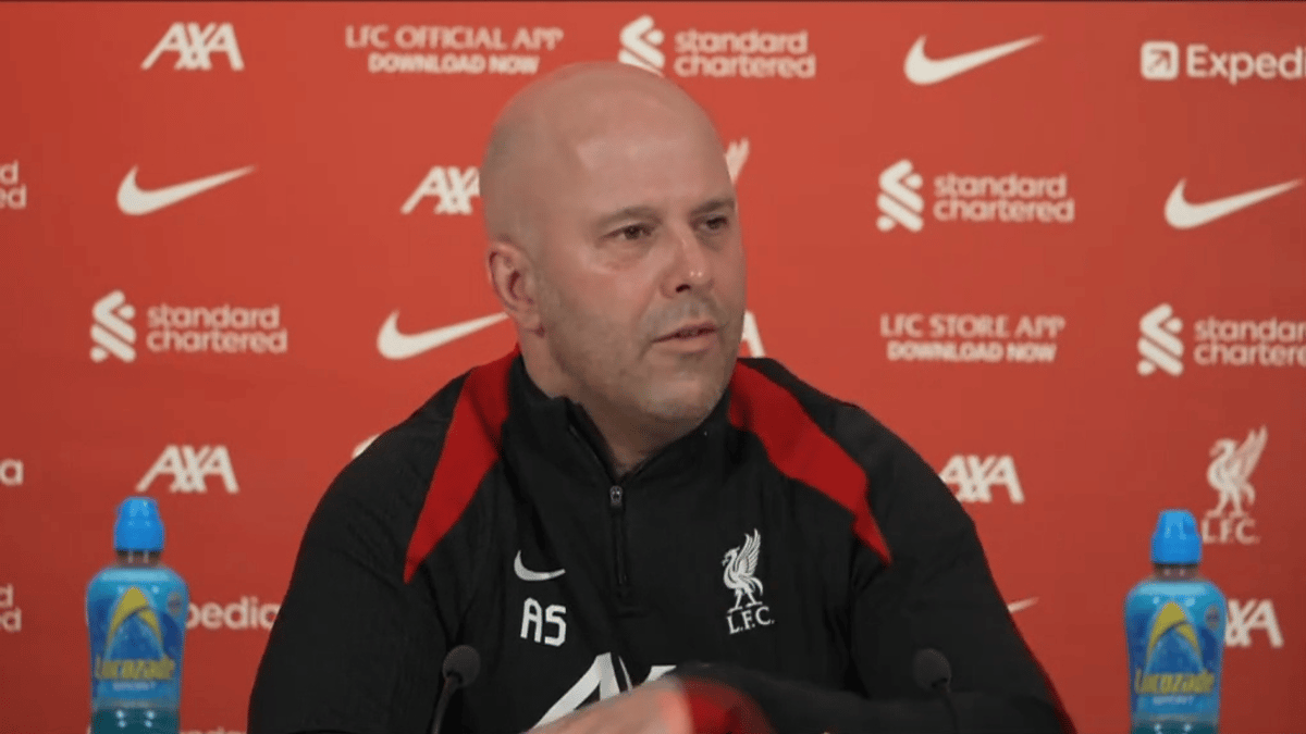 Arne Slot tijdens de persconferentie van Liverpool