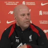 Arne Slot tijdens de persconferentie van Liverpool