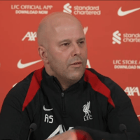 Arne Slot tijdens de persconferentie van Liverpool