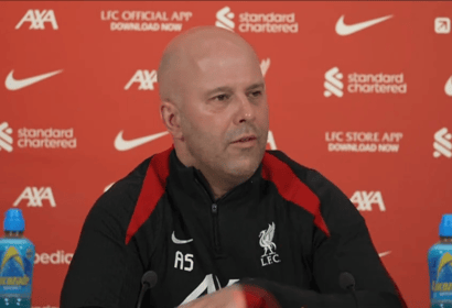 Arne Slot tijdens de persconferentie van Liverpool