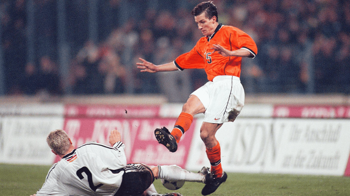 Marc van Hintum in actie het Nederlands elftal