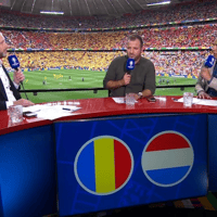 Rafael van der Vaart en Pierre van Hooijdonk bij de NOS