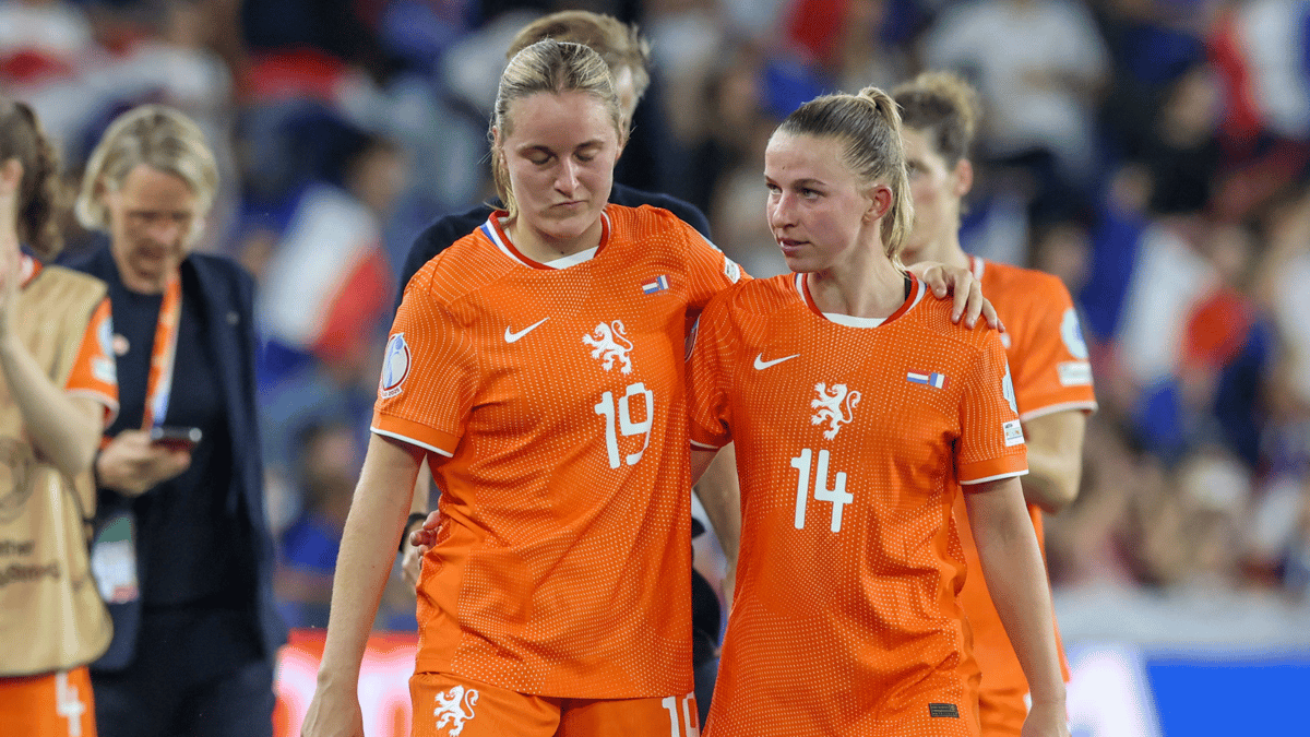 Teleurstelling bij Wieke Kaptein (links) en Jackie Groenen