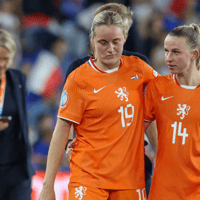 Teleurstelling bij Wieke Kaptein (links) en Jackie Groenen
